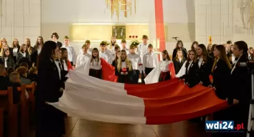 „Piękne, wzruszające widowisko”. Świętowano wolność z młodzieżą Norwida [FOTO]