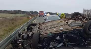 Dachowanie na S8 pod Wyszkowem. Trzy ford’y rozbite, kierująca w szpitalu