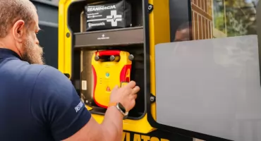 Defibrylatory na paczkomatach. Mieszkańcy Poręby Średniej i Nowego Lubiela zyskali dostęp do sprzętu ratującego życie