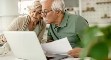 ZUS zmienia terminy wypłat emerytur w grudniu. Ci seniorzy dostaną dwa przelewy 