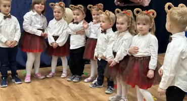 Dużo emocji i gromkie brawa. BAJKOWE pasowanie na przedszkolaka 