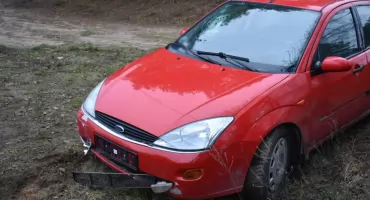 Uderzyli w ogrodzenie posesji. Nietrzeźwi, bez prawa jazdy, próbowali zrzucić winę na nieistniejącego kierowcę 