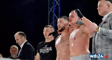 30. Kurpiowska Kuźnia Mistrzów z rekordową energią. Nokaut w 30 sekund, pełna hala i 11 tys. zł z licytacji rękawic Mateusza Tryca!