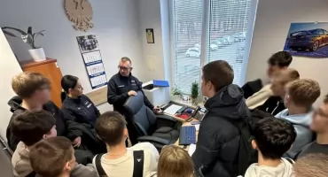 Młodzież IV LO z wizytą w wyszkowskiej komendzie 