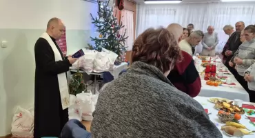 Wigilia Caritas w DDP „Senior”. Wspólne kolędowanie i świąteczne paczki