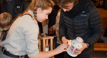 Betlejemskie Światło Pokoju dotarło do Wyszkowa. Harcerze przekazali je władzom, szkołom i mieszkańcom