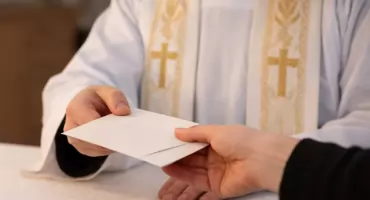 Ile Polacy dają księdzu podczas kolędy? Oto średnia kwota 