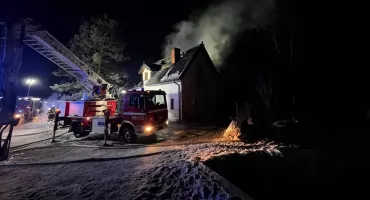 Nocny pożar domu w Grądach Szlacheckich. Jedna osoba trafiła do szpitala