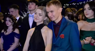 Rekordowa studniówka w Norwidzie. 216 maturzystów, polonez z rozmachem i walc, który podbił internet