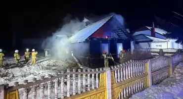 Wybuch i pożar domu w Porządziu. Dwie osoby trafiły do szpitala