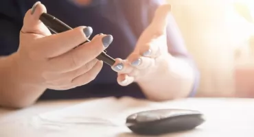 Przełom w monitorowaniu cukrzycy? Nowy czujnik glukozy bez igieł 