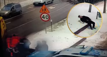 Zasłabł na ulicy. 80-latka uratowała czujność monitoringu i błyskawiczna akcja policji