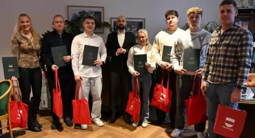 Duma gminy Wyszków. Burmistrz wręczył stypendia i nagrody sportowe 