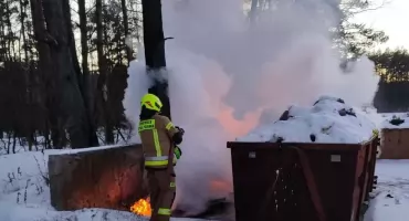 Pożar kontenerów na cmentarzu. Strażacy apelują o ostrożność