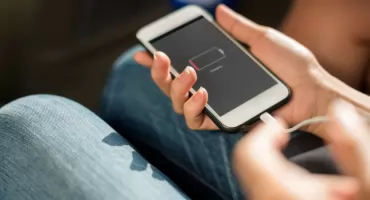 To nagminny błąd przy ładowaniu telefonu. Skracamy żywotność baterii 