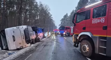 Groźny wypadek autobusu. 19 osób rannych, droga K62 zablokowana przez kilka godzin