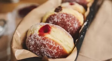 Skąd się wziął tłusty czwartek i dlaczego objadamy się pączkami?