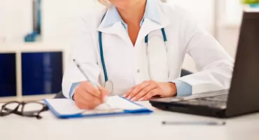 Lekarz mówi po polsku na poziomie szkolnym. Samorząd lekarski alarmuje, że to za mało 