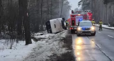 Wypadek autobusu w Kamieńczyku. Przewoźnik wydał oświadczenie, w komentarzach historia bohaterów 