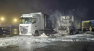 Pożar dwóch ciężarówek na parkingu magazynu w Turzynie. Akcja strażaków nad ranem
