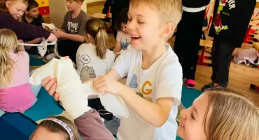 Młodzi studenci odkrywają świat nauki. Za nimi intensywny semestr 