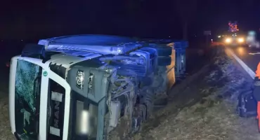 Patrzył w telefon, miał prawie 2,5 promila. Ciężarówką wylądował w rowie