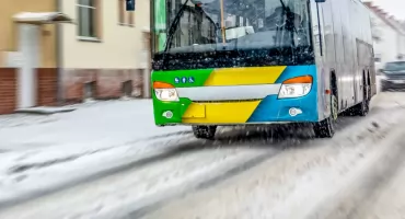 Autobus szkolny potrącił pieszego na pasach w centrum Wyszkowa