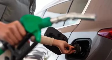 Senat przyjął przepisy o obniżce cen paliw. Teraz decyzja należy do prezydenta