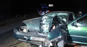 47-latek rozbił auto na drzewie. Był pijany, nie miał prawa jazdy 
