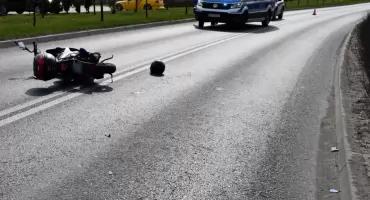 Niebezpieczny wypadek na Piłsudskiego. 81-letni motorowerzysta w szpitalu 