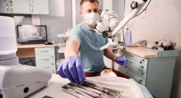 NFZ ucina kasę na stomatologię. Koniec z dbaniem o zęby na fundusz? 