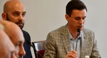 Od mostu w Kamieńczyku, przez stajnię, rondo i „wycieczki radnych”. Ostra dyskusja na sesji