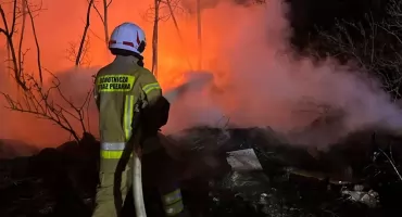 Wieczorna akcja strażaków. Płonęło dzikie wysypisko 