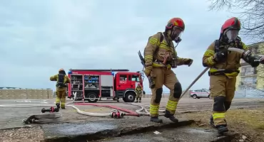 Dym w piwnicy, uwięzieni pracownicy. Strażacy ćwiczyli 