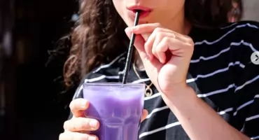 Ube latte podbija kawiarnie. Ten napój opóźnia proces starzenia i działa na odporność