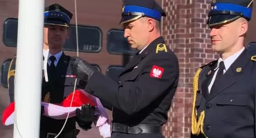 Uroczyście podnieśli biało-czerwoną. Wyszkowscy strażacy uczcili Święto Flagi