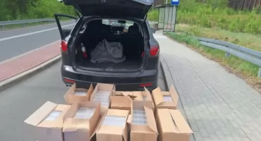 Policja przejęła 5 tys. paczek papierosów bez akcyzy. Zatrzymano dwóch mężczyzn 