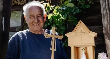 Drewniany świat pamięci z gminy Brańszczyk pojedzie do Warszawy. Niezwykła wystawa Stanisława Kądzieli na Dzień Dziecka