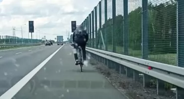 Ta podróż mogła zakończyć się tragedią. Rowerzystę namierzyli na wysokości Niegowa 