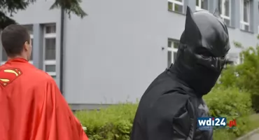 Batman i Superman odwiedzili małych pacjentów w Wyszkowie. Były prezenty i uśmiechy