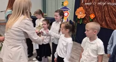 Ponad 100 młodych studentów zakończyło rok akademicki. Były eksperymenty, wycieczki i niezwykłe odkrycia