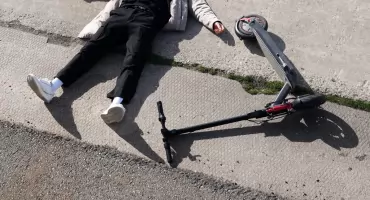 Nastolatek ciężko ranny po upadku z hulajnogi elektrycznej. Jechał bez kasku