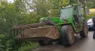Miał tylko pojechać do sklepu… koparką. Skończyło się zniszczeniami i interwencją policji