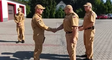 Wyszkowianin wyróżniony za uratowanie tonącej dziewczynki. Strażak odebrał podziękowania od komendanta