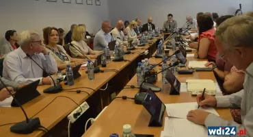 „Jestem absolutnie zażenowany”. Ostre słowa burmistrza po głosowaniu nad zabytkową stajnią
