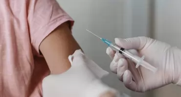 Szczepienie HPV obowiązkowe od 2027 r. Lekarka wskazuje, kto zyska najwięcej 