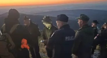 Policja kontroluje turystów na szlakach. Mandaty za schodzenie z wyznaczonych tras 