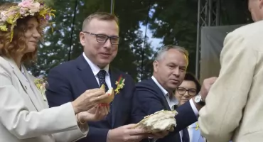 „Każdy bochenek chleba jest owocem ciężkiej pracy”. Święto plonów w Dębinkach przyciągnęło tłumy