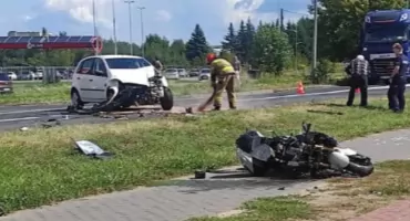 Samochód zderzył się z motocyklem. Czytelnik: kierowca auta miał 79 lat [FOTO]