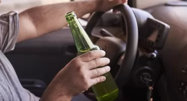 Pił alkohol prosto z butelki i chciał odjechać. Świadek zabrał mu kluczyki